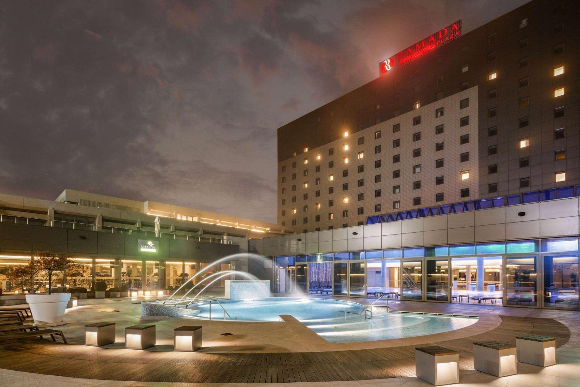 Отель Ramada Plaza By Wyndham Bucharest Convention Center Экстерьер фото